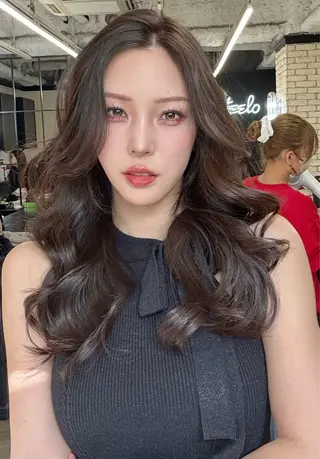 ロング カラー 🌟小顔レイヤー× 赤み消し透明感カラーのヘアスタイル