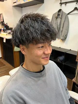 ショート パーマ メンズ 二本木 秀成のヘアスタイル