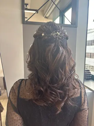 ロング 赤みなしオリーブ ハイトーン×レイヤーのヘアスタイル