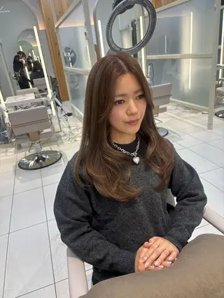 セミロング かなこ／重めレイヤー ／透明感カラーのヘアスタイル
