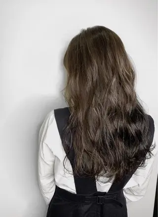 ロング カラー ヘアアレンジ 🌟小顔レイヤー× 赤み消し透明感カラーのヘアスタイル