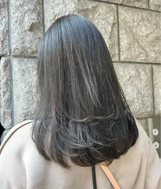 ミディアム カラー ヘアアレンジ 🌟小顔レイヤー× 赤み消し透明感カラーのヘアスタイル