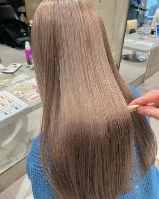 セミロング カラー iLi 《イリ》のヘアスタイル