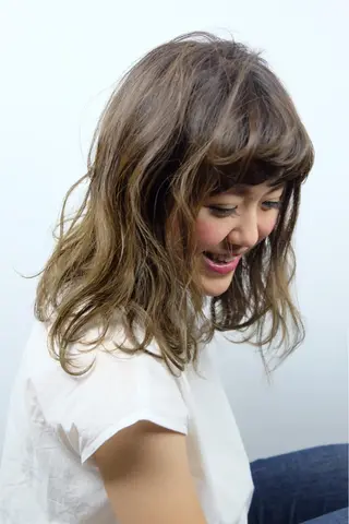 セミロング 佐山 眞紀のヘアスタイル