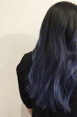 ロング カラー 岡田まみ🍒🤍 透明感カラーのヘアスタイル