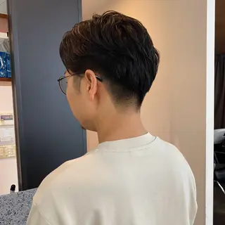 ショート メンズ センターパート/ニ ュアンスパーマのヘアスタイル