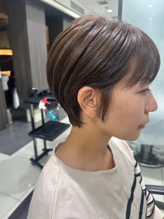 ショート レイヤー 艶々カラーのヘアスタイル