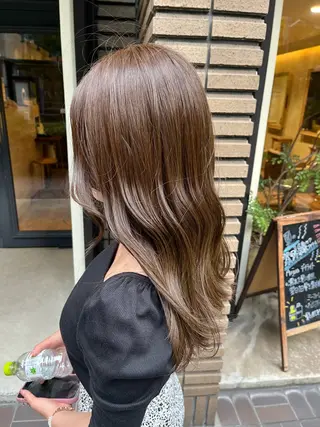 ロング カラー 岡田 優香のヘアスタイル