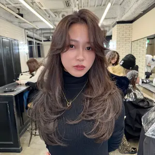 ロング カラー 🌟小顔レイヤー× 赤み消し透明感カラーのヘアスタイル