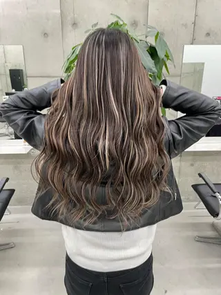 ロング カラー 岡留 愛美のヘアスタイル