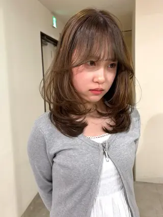 ミディアム カラー mizuki/ピンク ベージュ.レイヤーのヘアスタイル