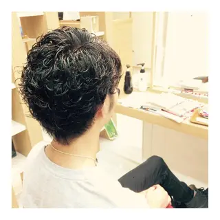 ショート パーマ メンズ 岡本 拓朗のヘアスタイル