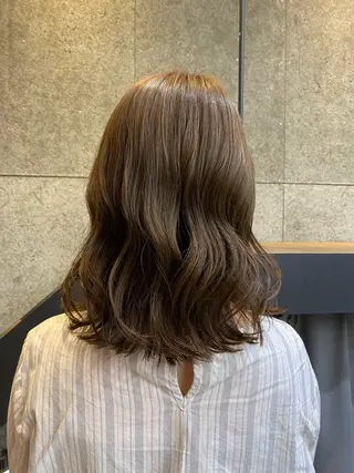 ミディアム カラー 🩶ナチュラル ハイトーン/はちすのヘアスタイル