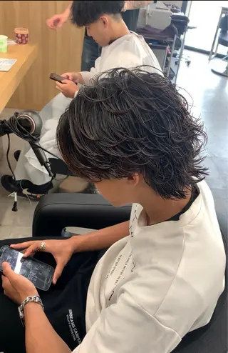 ミディアム パーマ ヘアアレンジ メンズ 🔥ニュアンス フェザー小林海斗🔥のヘアスタイル