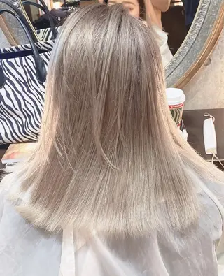 ミディアム 白髪ぼかし×デザイン 🕊️🫧ホウジョウのヘアスタイル