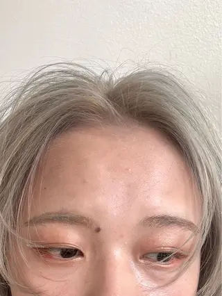 ミディアム モモコ/ブリーチ/ ミルクティカラーのヘアスタイル