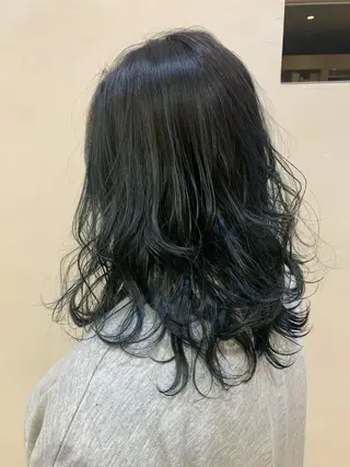 ミディアム カラー AKI 🐉のヘアスタイル