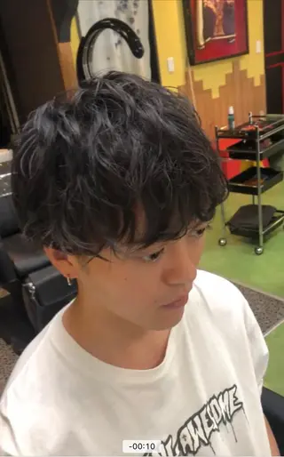 ショート パーマ メンズ デザインカラー🏝️ 須賀汐音のヘアスタイル