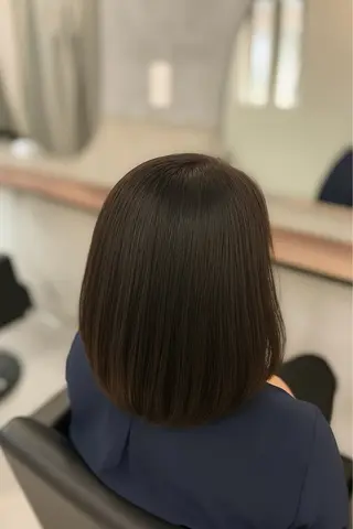 ミディアム 落ち着く大人の 隠れ家サロンのヘアスタイル