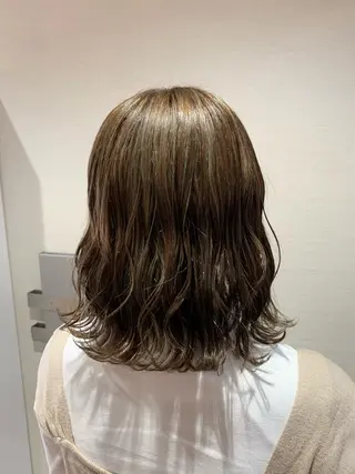 ミディアム カラー 蓮見  友里のヘアスタイル