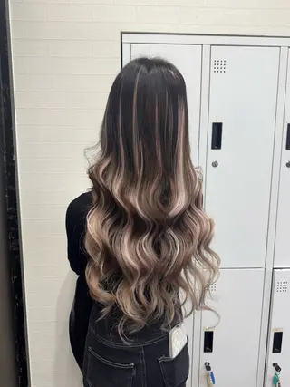 ロング 横浜🦋ハイトーン 🫐シャドウルーツのヘアスタイル
