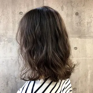 ミディアム カラー 菅沢 奈生のヘアスタイル
