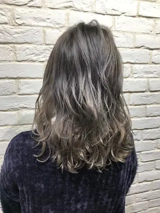 セミロング カラー UMEDA FIGAROのヘアスタイル