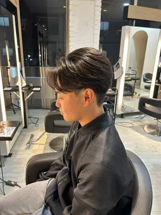 パーマ メンズ 有働由良／ハイトーン ／韓国メンズヘアのヘアスタイル