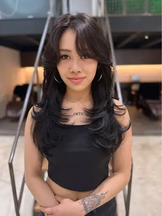 ロング DEAN ISLA 大人レイヤーカットのヘアスタイル