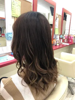 セミロング まさき✂︎ブリーチ／ デザインカラーのヘアスタイル