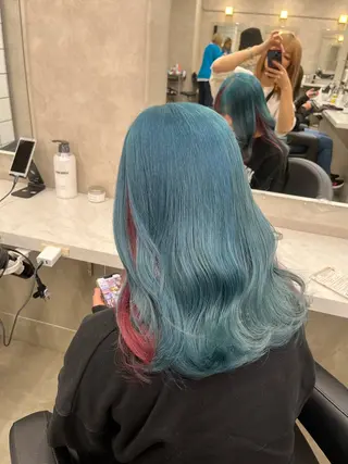 ロング 寒色/ベージュヘア ブリーチありMiOのヘアスタイル