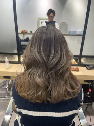 ミディアム カラー FOLK所属・白髪ぼかしハイライト バレイヤージュヤマトのヘアスタイル