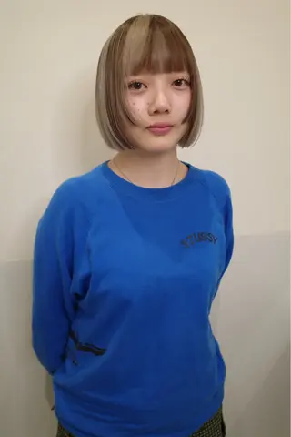 ショート カラー ブリーチ😼 ボブ✍️レイヤーのヘアスタイル