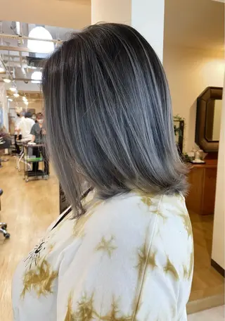 ショート カラー 白髪ぼかし バレイヤージュ志鎌のヘアスタイル