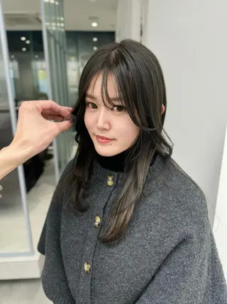 セミロング カラー ブリーチなし 寒色カラーのヘアスタイル