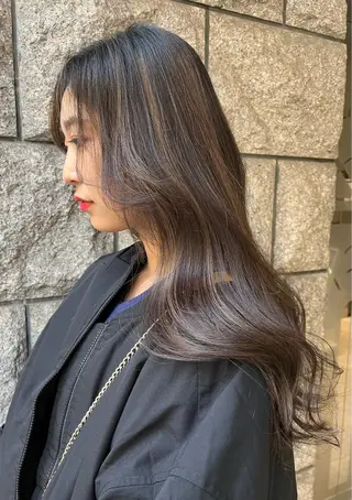 ミディアム カラー ヘアアレンジ 🌟小顔レイヤー× 赤み消し透明感カラーのヘアスタイル
