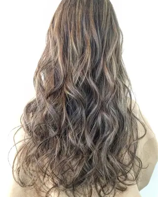 ロング カラー ヘアアレンジ Mariana/ 鶴原-ハイライトのヘアスタイル
