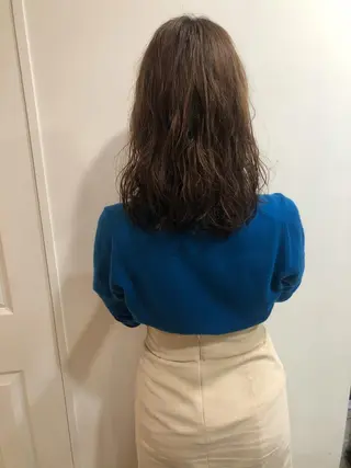 セミロング パーマ MIOベージュカラー 柔らかいカラーのヘアスタイル