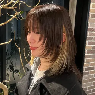 ミディアム ウルフ/レイヤー/ ブリーチカラーのヘアスタイル