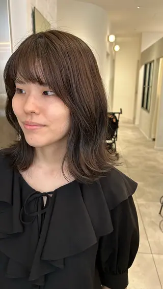 ミディアム カラー オリーブベージュ/ ブリーチなし透明感のヘアスタイル