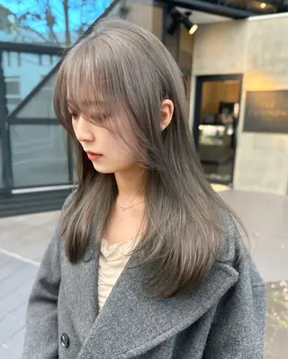 ミディアム カラー レイヤーカット 透明感カラーのヘアスタイル