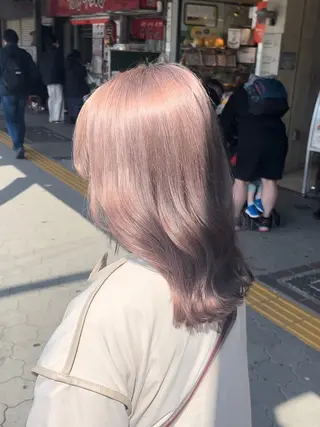 ミディアム あやめ🪽 オリーブ/ハイトーンのヘアスタイル