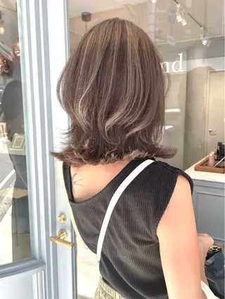 ミディアム カラー 360°キレイな ショートカットのヘアスタイル