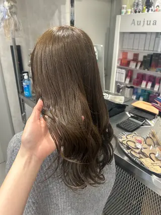 セミロング あやめ🪽 オリーブ/ハイトーンのヘアスタイル