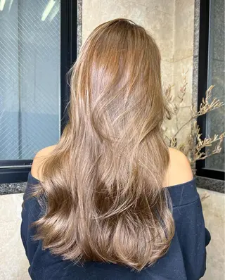 ロング カラー ヘアアレンジ 🌟小顔レイヤー× 赤み消し透明感カラーのヘアスタイル