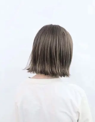 ショート Muミュー/ブリーチ ハイトーン　Wカラーのヘアスタイル