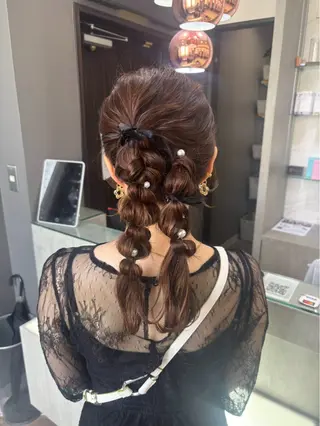 ミディアム 赤みなしオリーブ ハイトーン×レイヤーのヘアスタイル