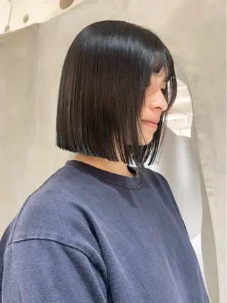 ミディアム 切りっぱなしボブ/ 艶カラー/綾莉のヘアスタイル
