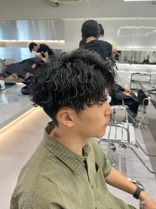 ショート パーマ メンズ ⚡メンズパーマフ ェードカットTomyのヘアスタイル