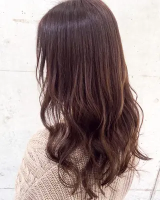 ロング 秋月 亜耶のヘアスタイル